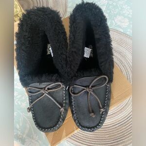 UGG Women’s Alena Indoor/Outdoor Slippers size 8 new with tags and box